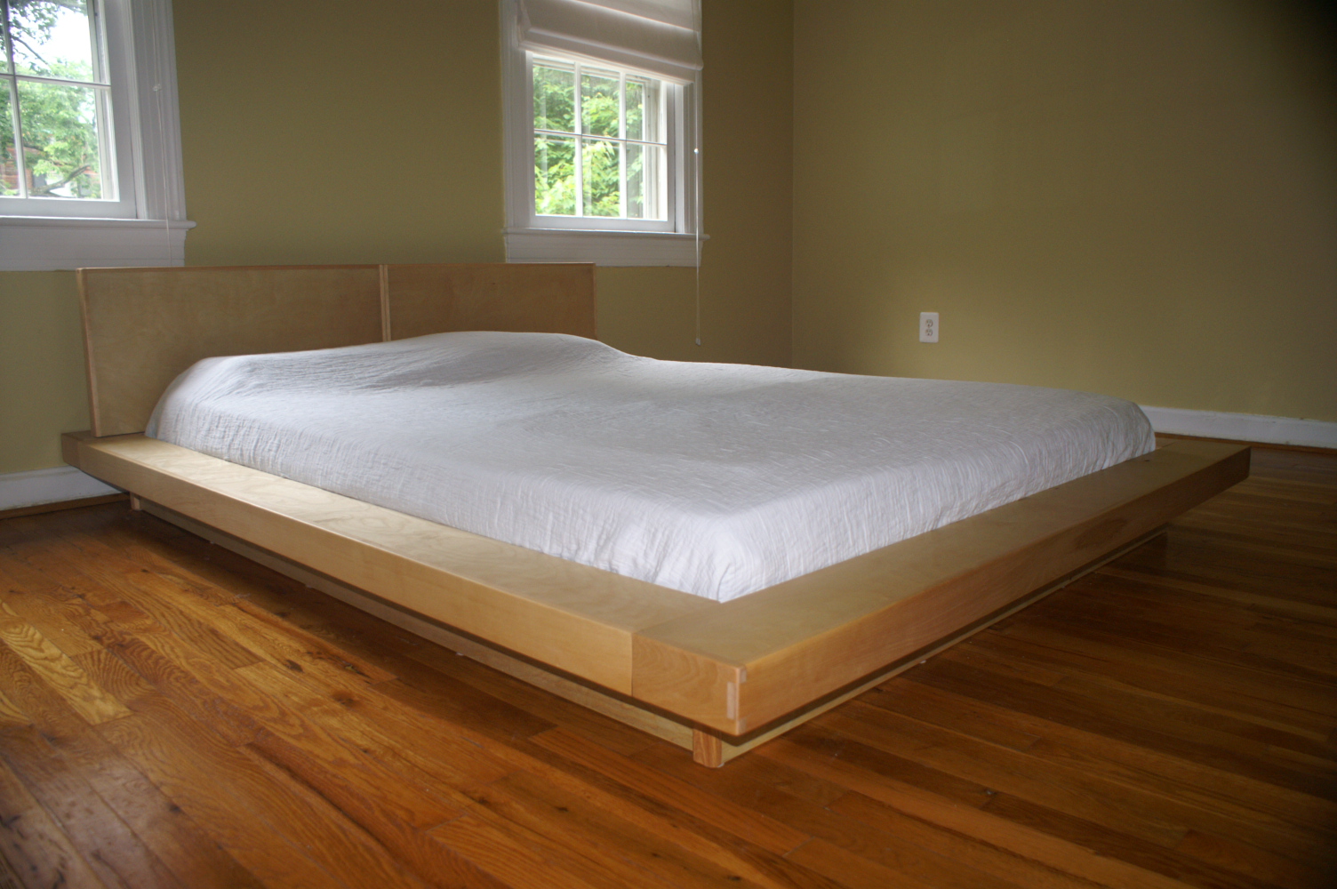 Featured image of post Japanese Wooden Platform Bed - This bed frame is manufactured from solid pine and features a slatted style head and footboard finished with a unique style top panel feature.